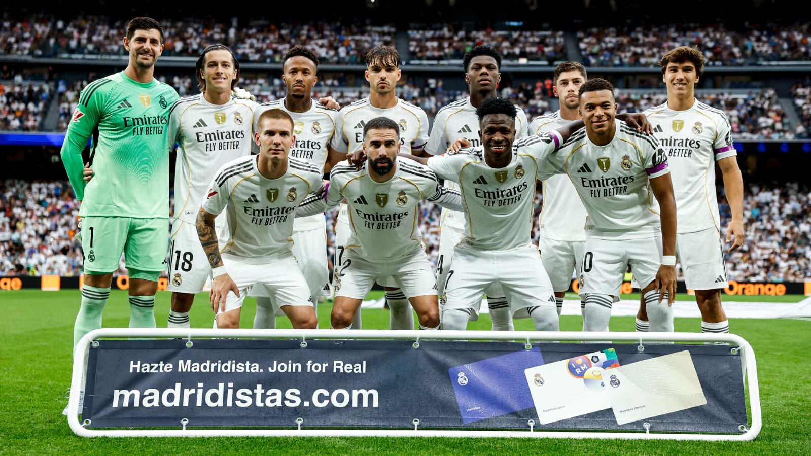 A group of football players posing for a photo

AI-generated content may be incorrect.
