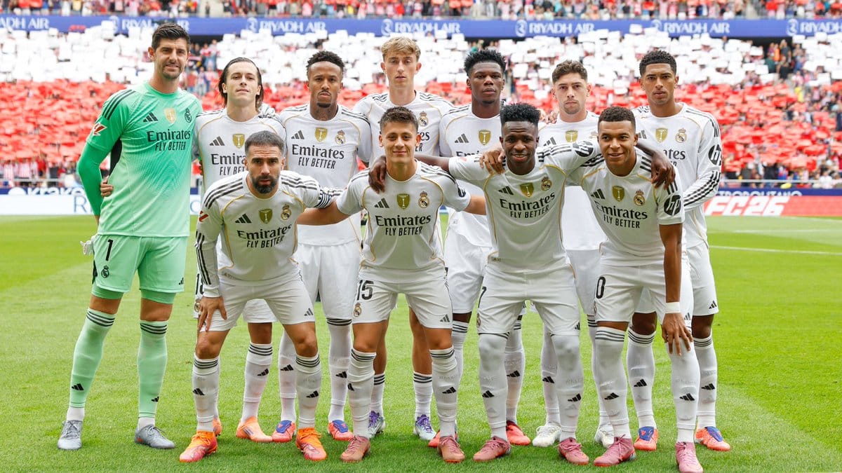 A group of football players posing for a photo

AI-generated content may be incorrect.
