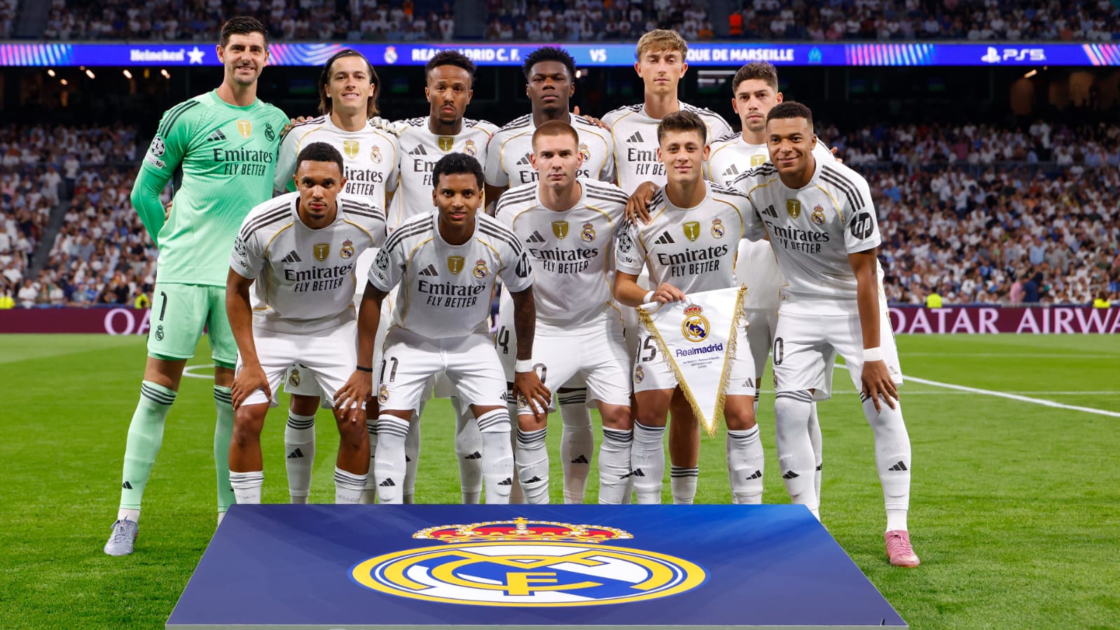 A group of football players posing for a photo

AI-generated content may be incorrect.