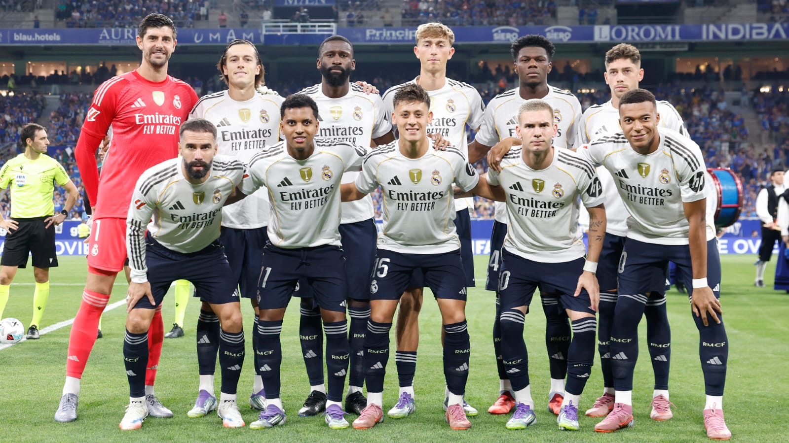 A group of football players posing for a photo

AI-generated content may be incorrect.